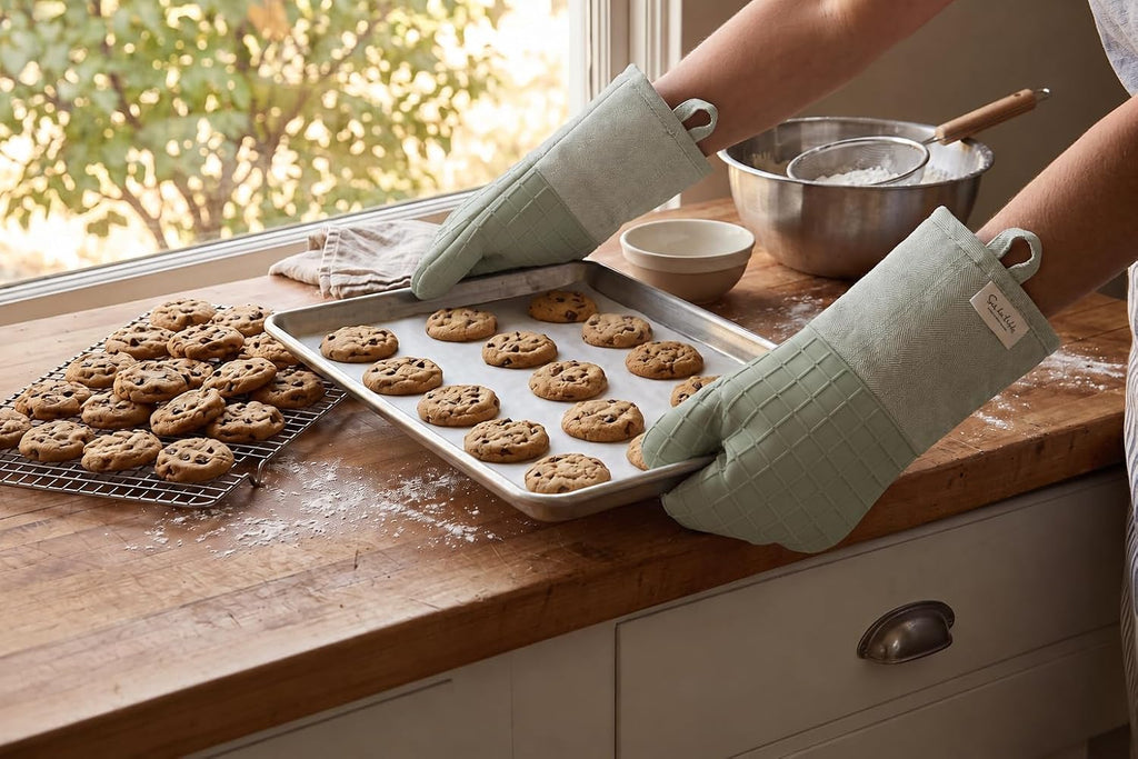 Sur La Table Kitchen Essentials Set of 2 Silicone Oven Mitts, Heat Resistant to 550°F (Green)