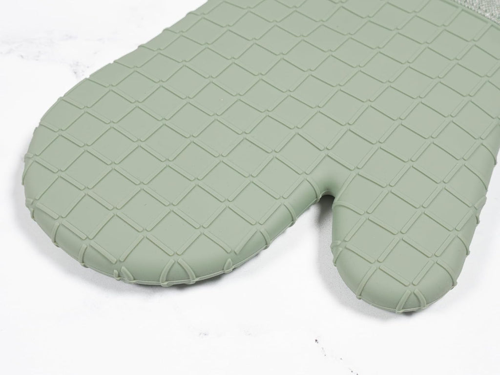 Sur La Table Kitchen Essentials Set of 2 Silicone Oven Mitts, Heat Resistant to 550°F (Green)