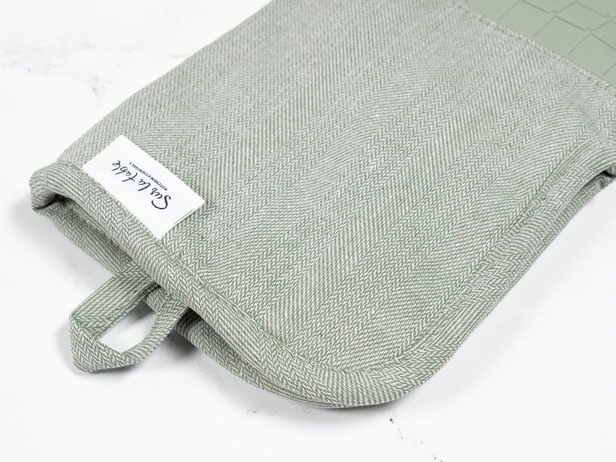 Sur La Table Kitchen Essentials Set of 2 Silicone Oven Mitts, Heat Resistant to 550°F (Green)