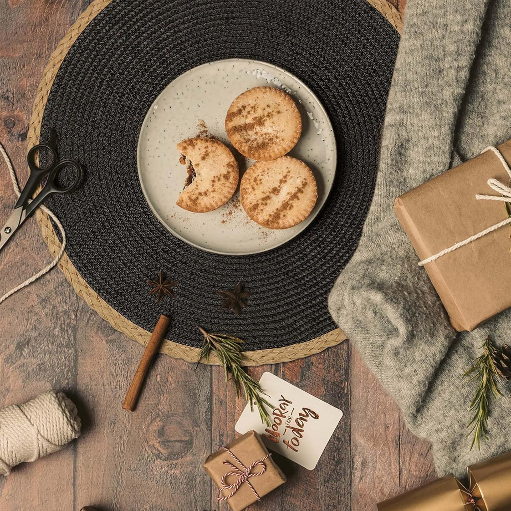 Round Placemats Set of 4, Woven Table Mats, Thin Edge, Black