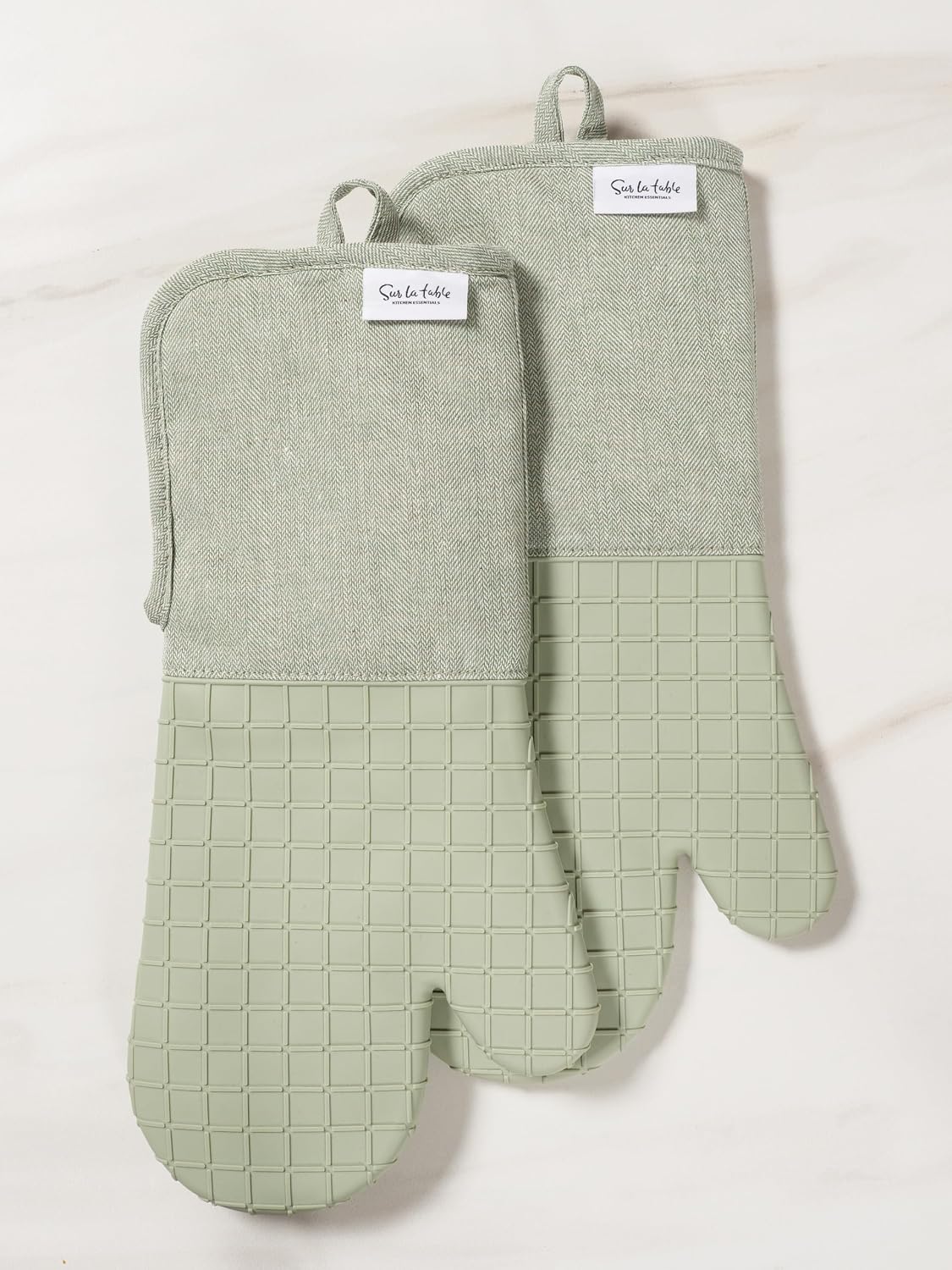 Sur La Table Kitchen Essentials Set of 2 Silicone Oven Mitts, Heat Resistant to 550°F (Green)