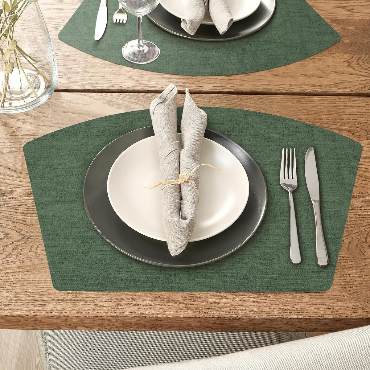 Round Table Placemats Set of 4, Faux Leather Wedge Shape Place Mats Heat Resistant Wipeable Washable Table Mats for Dining Outdoor Indoor, Green
